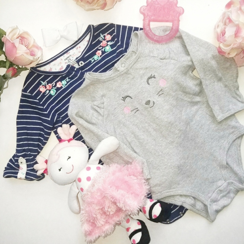 Bundle: Carter's onesie 🌹